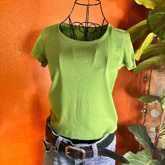 👚🇩🇪 JA TO ZEE TOP! $7 - ADD ON w/ $30+ 🇩🇪 Talbots Green Black Polka Dot Top - Picture 1 of 5